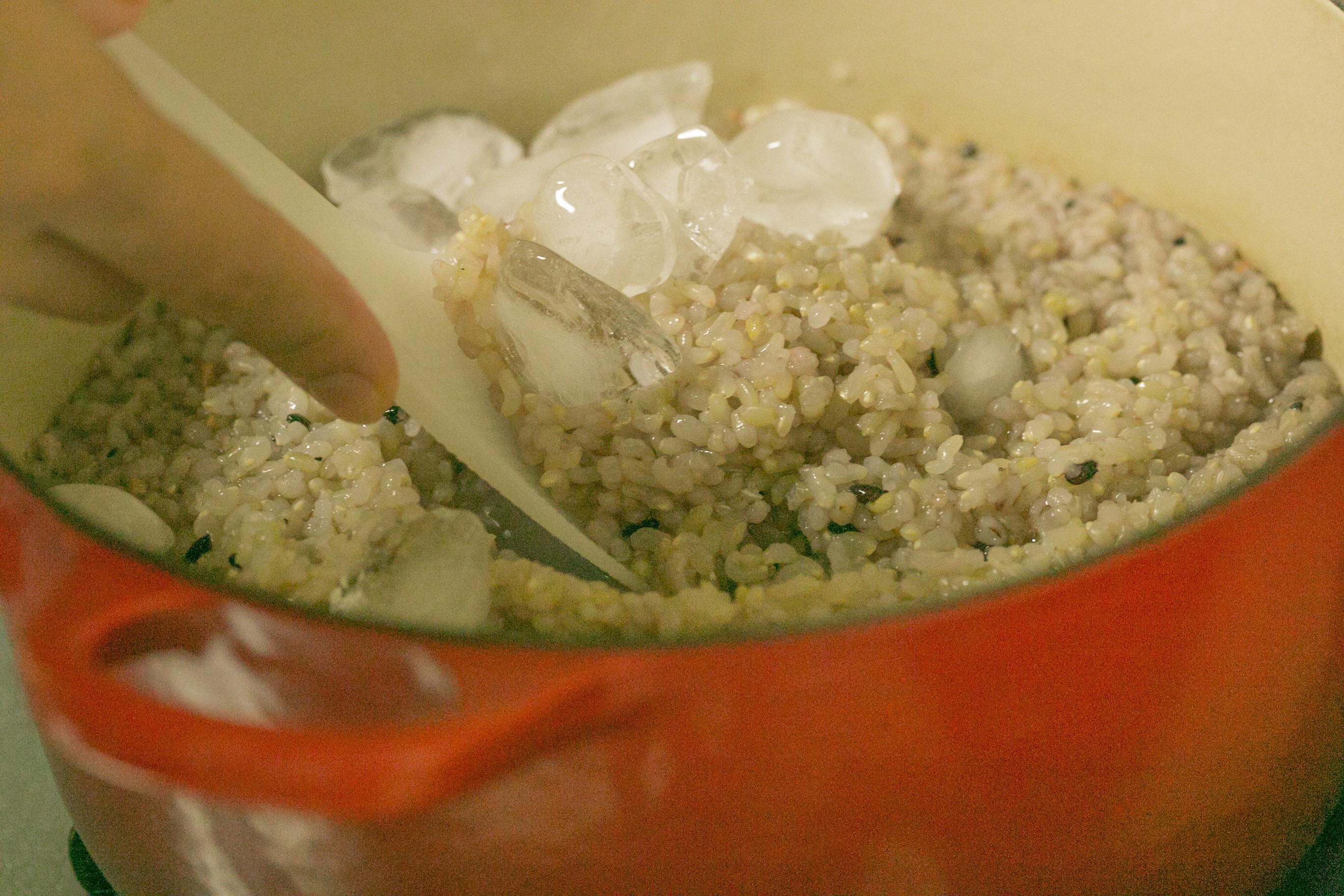 発芽玄米を炊飯中に、発芽玄米をかき混ぜる。