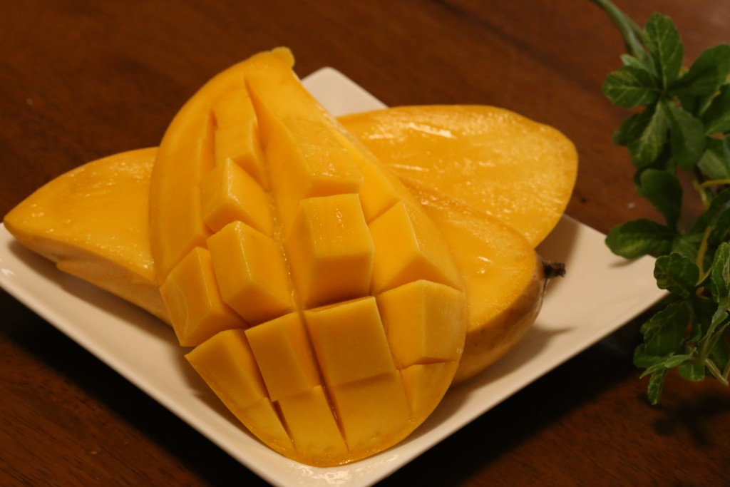タイ産のマンゴー。食べ頃はいつ？定番な切り方。３枚おろしで無駄なく