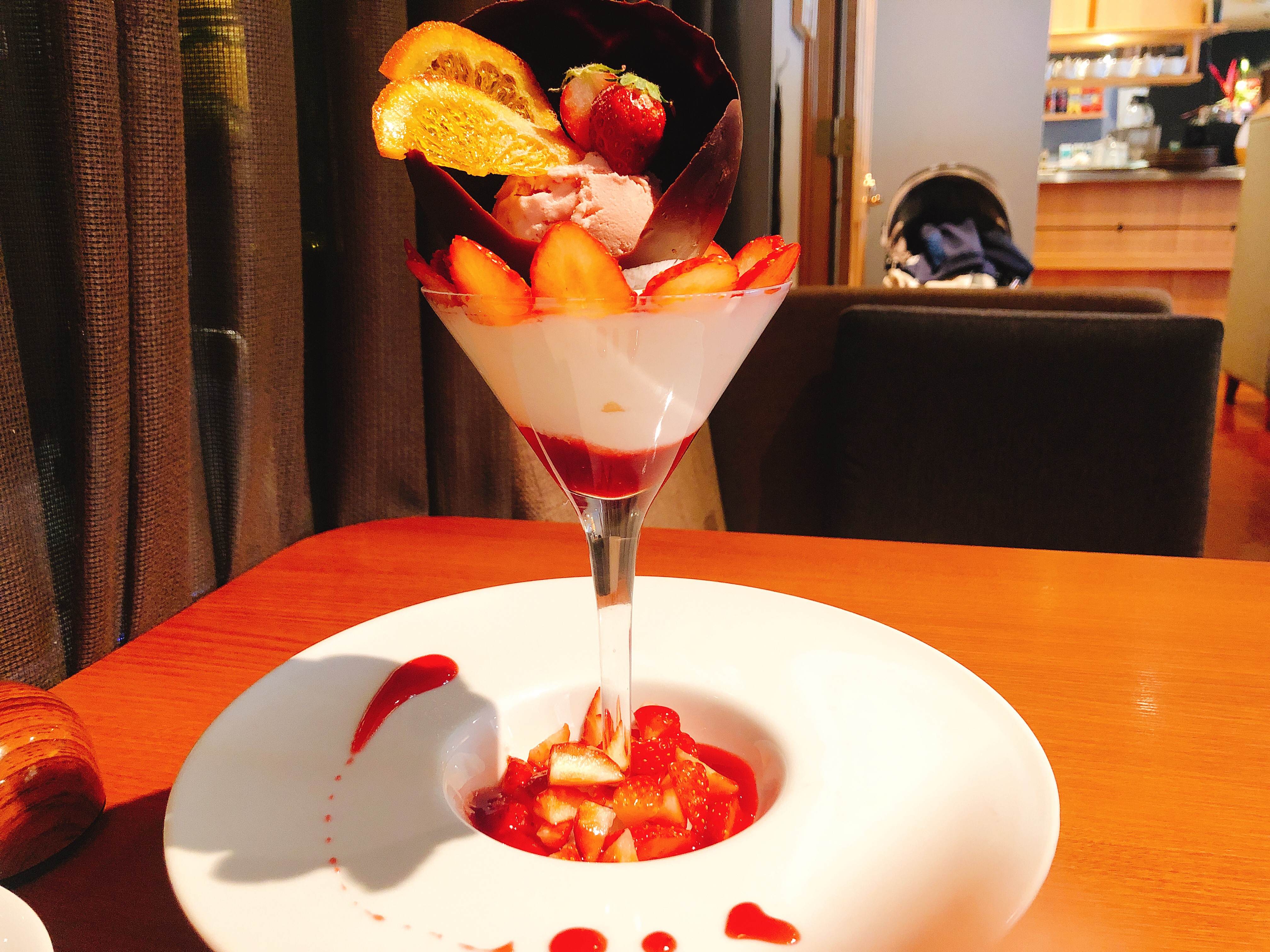 名古屋栄の Boncafe ボンカフェ がリニューアル いちごのボヌールパフェ がめちゃめちゃうまい 名古屋グルメ ぱるとよ