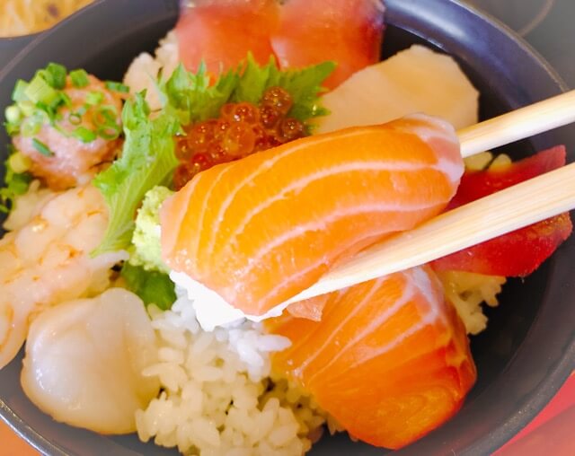 マグロ堂　津島本店の海鮮丼のアップ写真