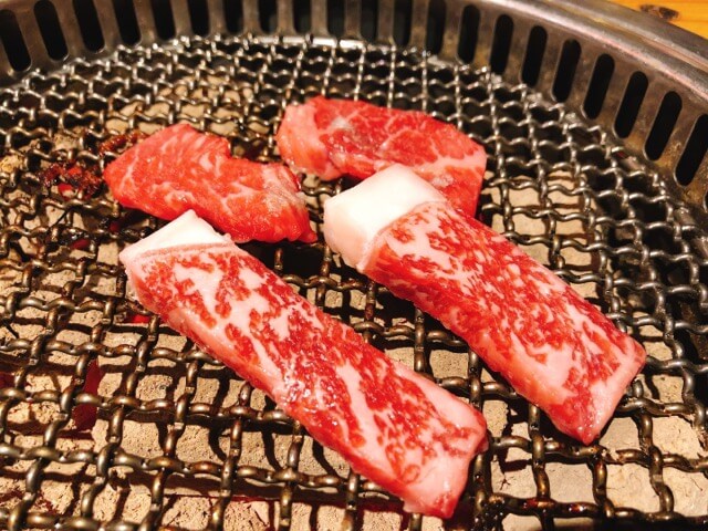 肉卸直送焼肉たいが錦店の宮崎牛ロース・上ロース食べ比べ