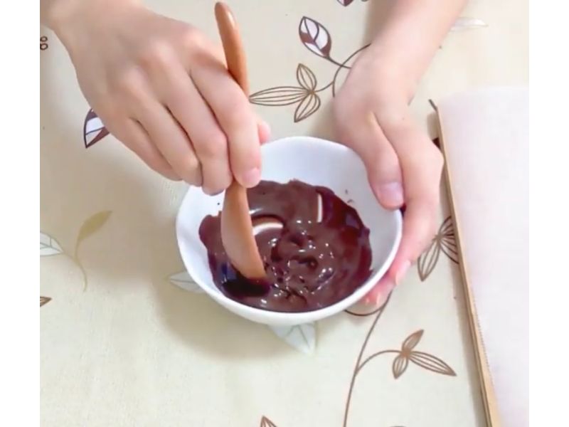 いちごチョコのチョコをレンジで溶かす